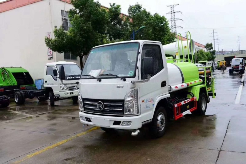 凱馬2.4噸藍(lán)牌小型灑水車(chē)